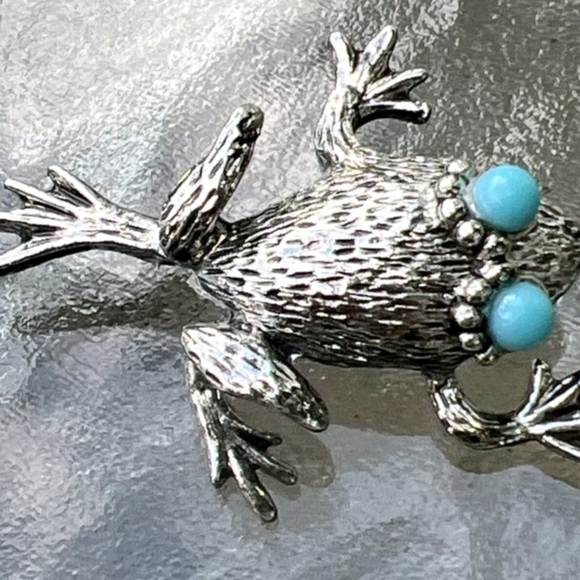 Vtg. EMMONS Tiny Silver Frog Brooch with Turquoise Eyes - Picture 5 of 5